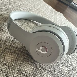 Beats Solo3 Wireless On-Ear Headphones with charger